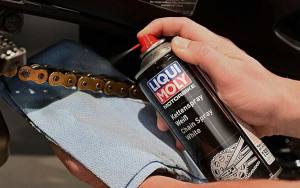 Motorrad Kette fetten