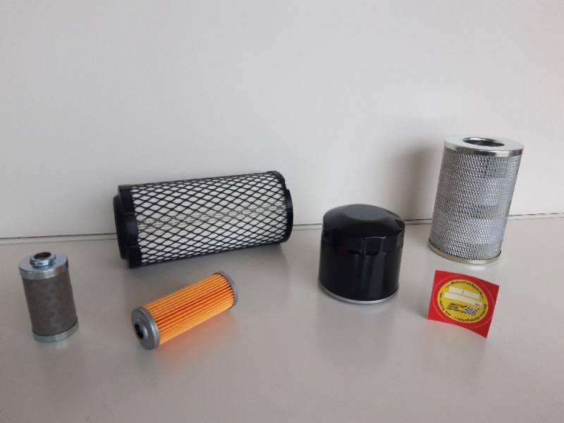 Filter Set für die große Wartung am Komatsu PC 50 Filter Set für die große Wartung am Komatsu PC 50